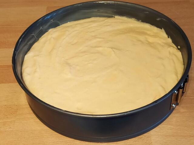 Die Quarkmasse in die gebutterte Springform füllen und glatt streichen.  | Foto: sigischlottke