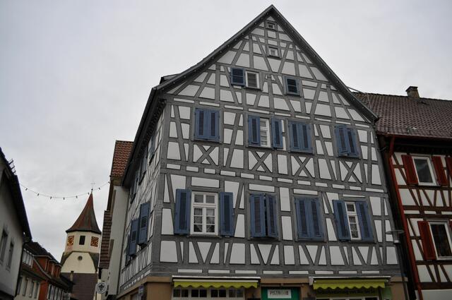 Auch dieses schöne Fachwerkhaus steht am Marktplatz. Im Hintergrund ist die Kirche zu sehen.  | Foto: Daniela Somers