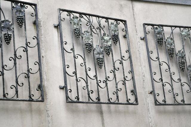 An der Rückseite des Hauses sind diese schönen Fenstergitter. Allerdings ohne Zweck an einer normalen Wand die wohl zum Nachbarhaus gehört. | Foto: Daniela Somers