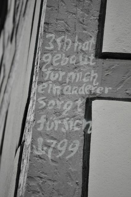 Schrift auf der Hauswand des Fachwerkhauses. | Foto: Daniela Somers