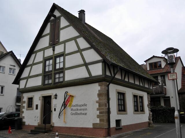 Das alte Backhaus. Es ersetzte die vielen kleineren von mehreren Familien genutzten Backhäuschen. Ein Stadtbäcker war angestellt. Er war verantwortlich für gleichbleibende Qualität, für die Organisation und Ordnung des Backbetriebs. Nach dem 2. Weltkrieg wurde der Backbetrieb eingestellt. 1988 wurde das Häuschen vom Musikverein renoviert und wird seit dem als Musikerheim genutzt. | Foto: Daniela Somers