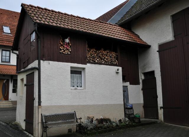 Der Storch ist das Wappentier von Großbottwar. Man sieht ihn überall im Stadtbild. Nach einer Überlieferung sammelten sich wohl die Störche hier früher vor ihrem Winterzug. Dieser niedliche Anbau war früher ein Schweinestall. Das hat mir eine nette Anwohnerin erzählt. | Foto: Daniela Somers