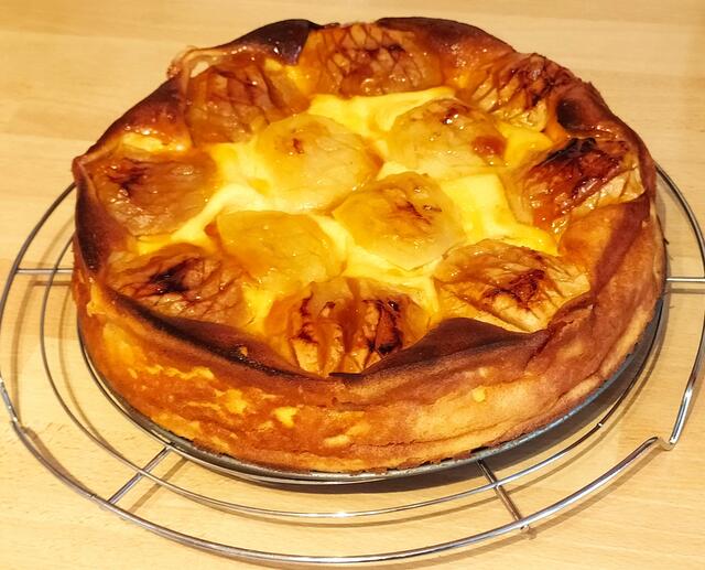 Dann den Rand der Springform entfernen, die Äpfel mit erwärmter Aprikosenkonfitüre bestreichen und ganz abkühlen lassen.  | Foto: sigischlottke