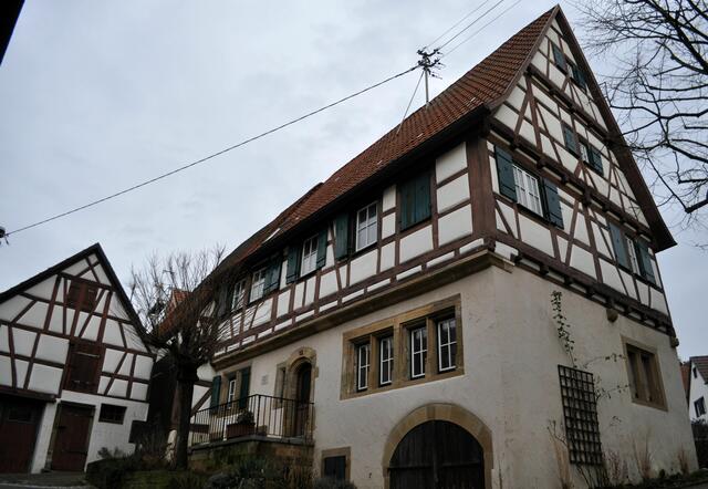 Ehemaliges Wengerterhaus aus dem 16. Jahrhundert. Das Haus steht auf dem höchten Punkt des Ortes. Die Strasse heißt Werfelgasse. Denn von einem Brunnen hier sprudelte  das Wasser in Wirbeln weiter durch die tieferliegenden Stadtteile (Wirbel = Werfel). | Foto: Daniela Somers