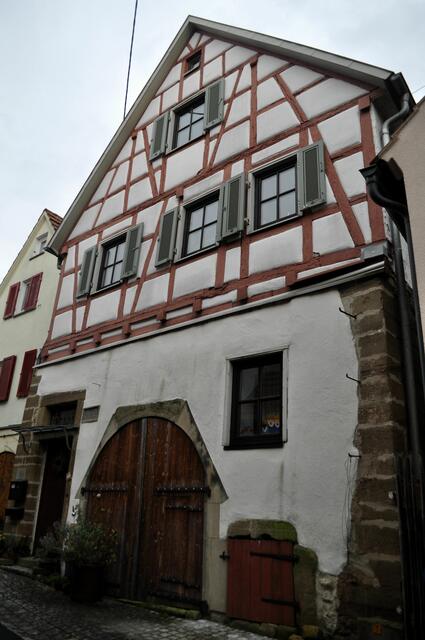 Hier wohnte die Urgroßmutter von Friedrich Hölderlin. Man sieht es auf der Inschrift am Haus. Auf dem nächsten Bild. | Foto: Daniela Somers