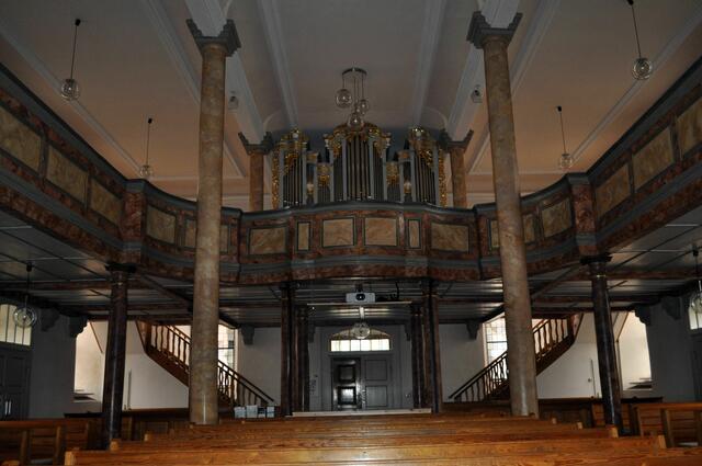 1596 wurde schon die erste Orgel in der Kirche eingebaut. Diezweite Orgel stammte aus dem Jahr 1791. Erbaut von Johannes Weinmar aus Bondorf zusammen mit seinem Sohn Johann Jakob Weinmar. Die Orgel wurde etliche Male repariert und dann 2009 durch eine neue Orgel ersetzt. Erhalten geblieben ist aber die Rokoko-Prospektfront.
 | Foto: Daniela Somers
