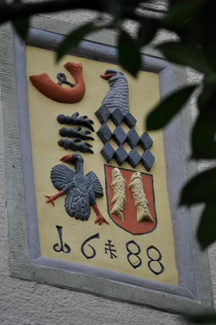 Und noch ein Wappen an einer Hauswand. | Foto: Daniela Somers