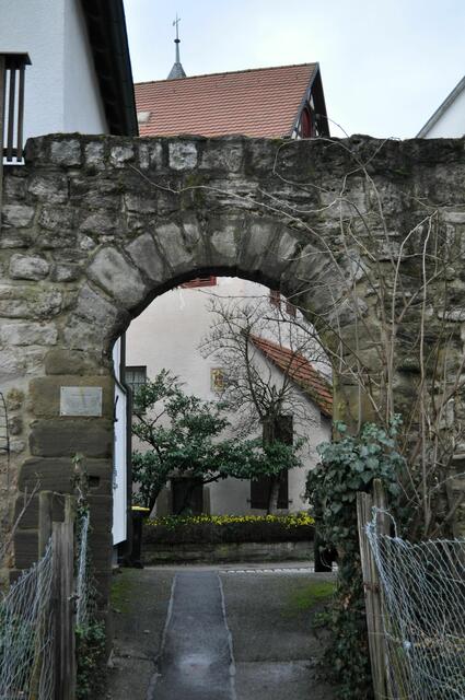 Gleich neben der Bürgermühle ist diese alte Tor in der Stadtmauer. Das Mühltörle. Eines von drei kleineren Fluchttoren. Das einzige davon, dass die Zeit überdauert hat. (Das größere Tor von Teil 1 wurde erst bei den Bombenangriffen im zweiten Weltkrieg gebaut.) | Foto: Daniela Somers