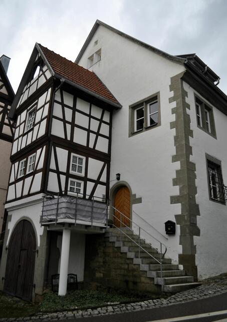 Abtspflegehof mit angebauter Kelter. Am Gebäude wurden die Jahreszahlen 1578 und 1589 gefunden. Wobei man bei den Zahlen von Erneuerungen und Erweiterungen ausgeht. Es gehörte zum Murrhardter Kloster. | Foto: Daniela Somers