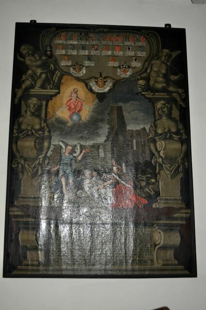 Totentafel des Carl Friedrich August Freiherr von Dachroeden. Das Epitaph stammt aus dem Jahr 1740. Damit setzte der seiner Frau, seinen Zwillingstöchtern und seinem Stammhalter ein Denkmal. Denn seine Frau und seine Kinder starben alle innerhalb von 5 Tagen. Die Frau am Kindsbettfieber. Die Zwillingsmädchen kurz nach der Geburt und der Sohn im Alter von 5 Jahren. Leider spiegelt das Bild, egal von welcher Seite man es versucht zu fotografieren. | Foto: Daniela Somers