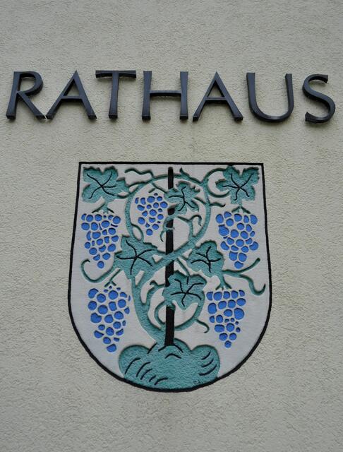 Das Gemeindewappen. Weinbau beherrschte offensichtlich schon immer die Gemeinde. | Foto: Daniela Somers
