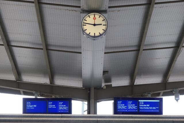 Treppenaufgang mit Uhr Bahnhof Heilbronn | Foto: Peter Rössler