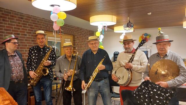 Die Musiker der „Smoke-Street_Dixieland-Band“ vor ihrem Konzertauftritt bei der Dixieland Party (Andreas Benz, Johnny Mühleck, Fritz Resech, Ernst Knorpp und Rudi Trinkaus v.l.n.r.).
 | Foto: privat