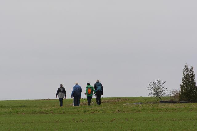 Die Wanderer sind auf dem Hügel nicht zu übersehen | Foto: Michael Harmsen