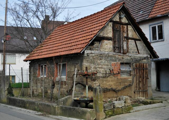 Der Ort ist zum Teil noch sehr ländlich geprägt und nicht alle Häusle sind restauriert. | Foto: Daniela Somers