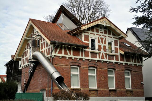 Der erste Kindergarten der Gemeinde. Das Haus wurde im Jahr 1897 als Kinderschule erbaut. Es war eine Stiftung der Papierfabrikanten-Witwe Marie Raithelhuber geb. Esch. In den Jahren 1993 und 1994 grundlegend renoviert und mit einem Anbau versehen. | Foto: Daniela Somers