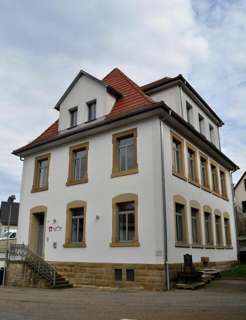 Das alte Schulhaus. Da es zuvor schon ein anderes Schulgebäude gab, war dieses hier eigentlich die Neue Schule. 1887 gebaut und 1912 nochmals aufgestockt. Noch bis 1967 gab es hier Schulunterricht. Heute ist hier der Musikverein untergebracht. | Foto: Daniela Somers