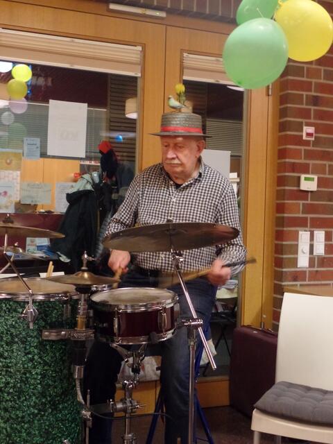 Für den Rhythmus am Schlagwerk war Drummer Rudi Trinkaus von der Feetwarmers Jazzband zuständig. | Foto: privat