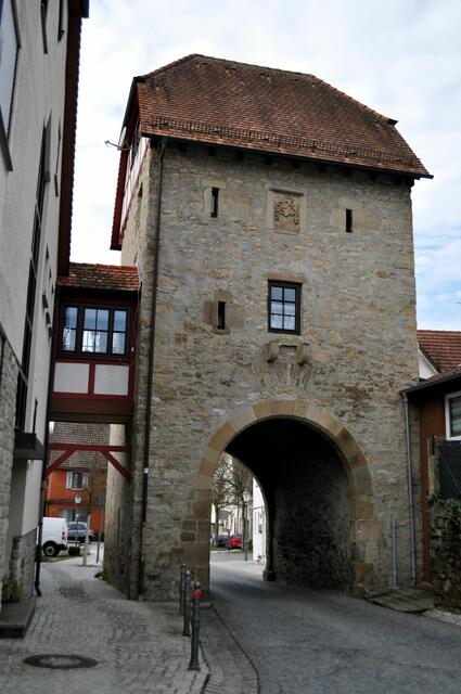 Am Turm ist auch ein Wappen zu sehen. Leider habe ich später erst gelesen, dass dieses Wappen eine heraldische und handwerkliche Kostbarkeit ist. Das viergeteilte Wappen zeigt die württembergischen Hirschstangen und die Fische Mömpelgard (Die einstige Grafschaft Mömpelgard (Montbéliard) in der burgundischen Pforte war von 1397 bis 1793, also fast 400 Jahre württembergisch). Quelle: Gemeinde Gemmrigheim. | Foto: Daniela Somers