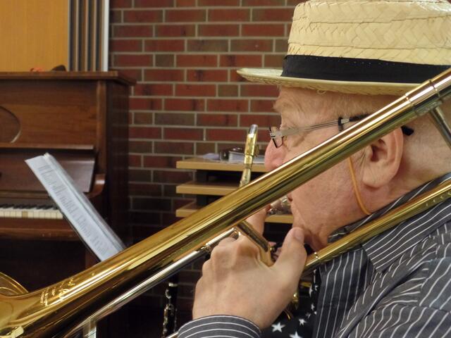 Fritz Resech sang die Songtexte und spielte die Posaune.
 | Foto: privat