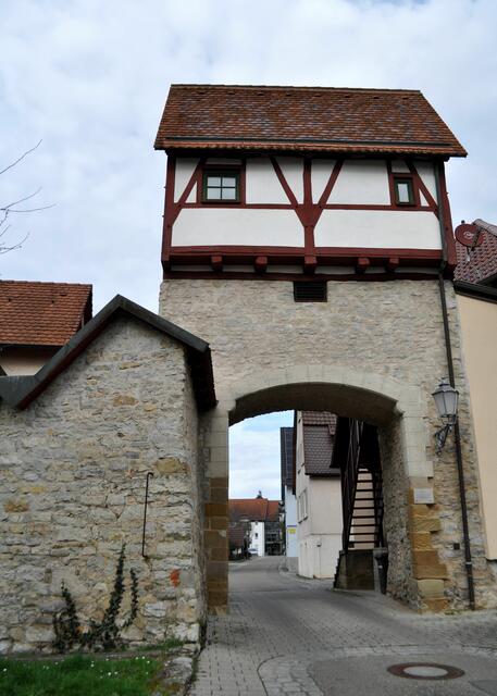 Von den einstmals drei Tortürmen des Ortes sind nur zwei übrig geblieben. Dieses Tor, das Besigheimer Tor, ist ein Wahrzeichen von Gemmrigheim.  | Foto: Daniela Somers