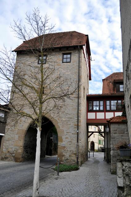 Das Ottmarsheimer Tor. Laut dem Gebäude-Güterbuch von 1856 diente das Torhaus früher als „Württembergisches Zollhaus“. | Foto: Daniela Somers
