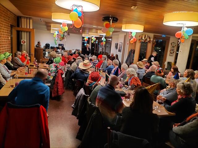 Viele Gäste in Faschingsstimmung freuten sich an den musikalischen Darbietungen der „Smoke-Street-Dixieland-Band“
 | Foto: privat