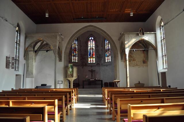 Die Kirche von innen. Blick zum Chorraum. Rechts und links Baldachin-Seitenaltäre. | Foto: Daniela Somers
