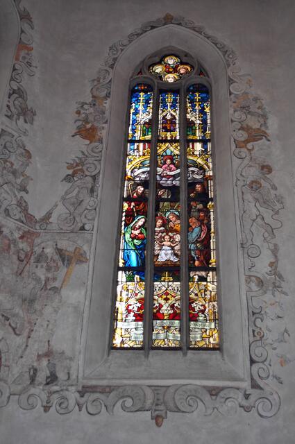 Das rechte der drei Kirchenfenster zeigt die Geburt. | Foto: Daniela Somers
