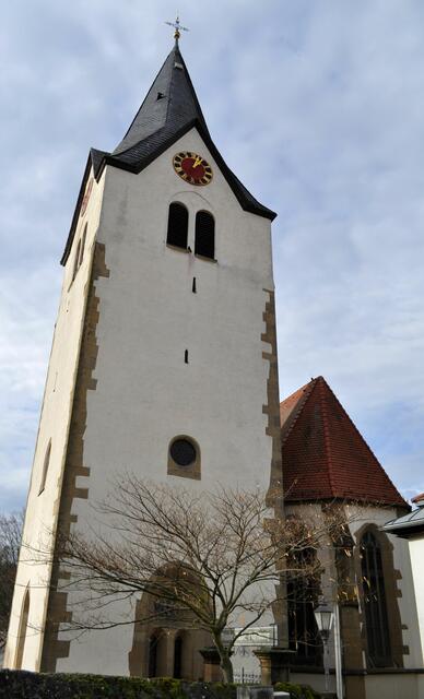 Direkt hinter der Kirche ist auch der Friedhof. | Foto: Daniela Somers