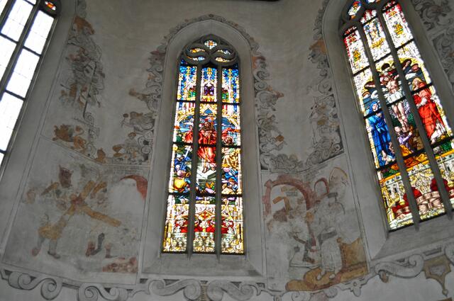 Die Kirchenfenster sind aus dem Jahr 1900 und wurden gestiftet von den Besitzern der Papierfabrik der Gemeinde. Die Fenster sind ungewöhnlicherweise von rechts nach links zu lesen. Rechts Kreuzigung, links Auferstehung. Dazu überall noch Rest der früheren Bemalung. | Foto: Daniela Somers