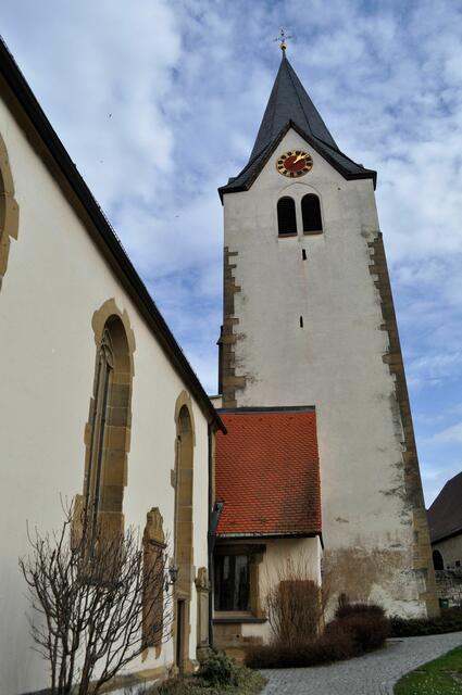 Der Kirchturm stammt noch aus dem 10. Jahrhundert und ist das älteste Gebäude der Gemeinde. | Foto: Daniela Somers