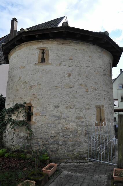 Der Haspelturm. In seinem Inneren war eine Haspel (ähnlich wie eine Seilwinde) angebracht. Damit konnte man im Mittelalter die Gefangenen an einem Seil in das fensterlose unterirdische Verließ hinab lassen. Laut Beschreibung weist der Steinfußboden noch heute einen rechteckigen Durchbruch auf. Das nahestehende Torhaus wurde allerdings schon 1817 abgerissen. | Foto: Daniela Somers
