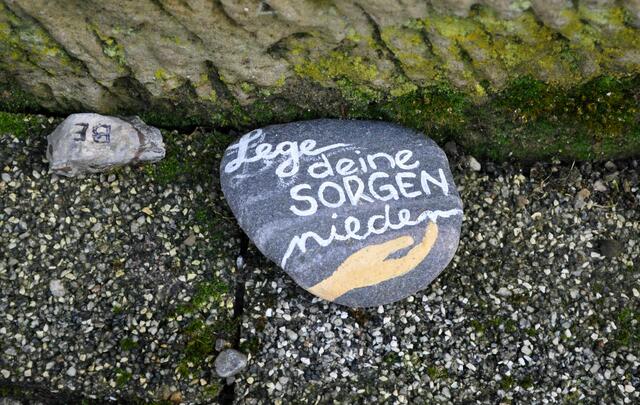 Rings um die Kirche konnte man Steine niederlegen, auf die man zuvor seine Sorgen geschrieben hatte. Keine schlechte Idee. | Foto: Daniela Somers