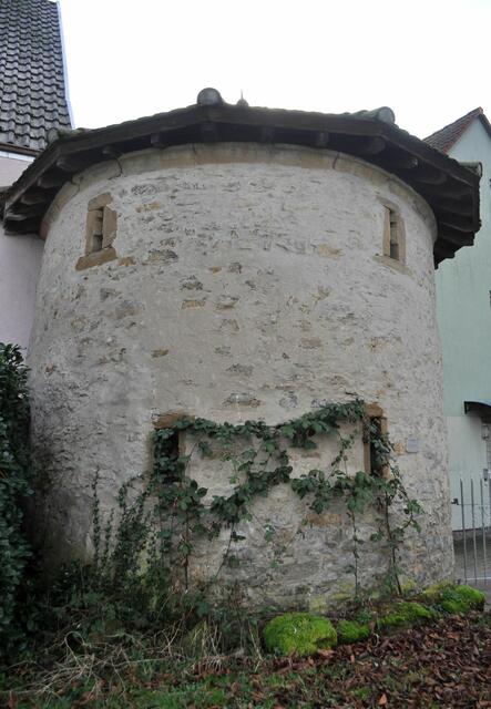 Der Haspelturm ist schwer zu fotografieren. Denn er grenzt mittlerweile genau an die Häuser an und davor ist ein Parkplatz. | Foto: Daniela Somers