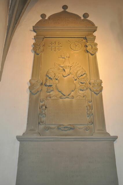 Leider konnte ich keinerlei Infos zu den Epitaphen in der Kirche finden. | Foto: Daniela Somers