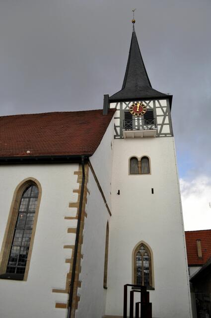 Wie alt die Kirche ist, ist unbekannt. Aber zuerst war sie eine Kirche im romanischen Stil. Später bekam sie charakteristische gotische Spitzbogenfenster, eine gotische Pforte, Netzgewölbe im Chor sowie eine kreuzgewölbte Sakristei. 1594 bekam sie eine Empore im Stil der Renaissance. 1612 bekam der Kirchturm seine heutige Form. | Foto: Daniela Somers