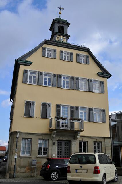 Das Rathaus von Kirchheim. Der Bau mit Schopfwalmdach und Türmchen wurde 1805 erbaut, nachdem der Vorgängerbau nicht mehr zu sanieren war. Einzelne Bauteile des alten Gebäudes wurden verkauft. Die Käufer mussten selbst die Bauteile abbauen, ohne natürlich den steinernen Stock, auf dem der neue Bau erstellt wurde, zu beschädigen. | Foto: Daniela Somers