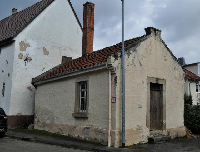 Auch ein Backhaus von 1825 gibt es noch im Ort. Ursprünglich gab es zwei Backhäuser. Dieses hier wird noch genutzt. Angeheizt wurde früher mit Rebenbüschel und Reisig. Die Bäckermeisterin vergab die Ränge. Anzeizen und backen dauerte ca. 2 Stunden. 
Übrigens, die Spinne am Nebenhaus ist mir erst daheim auf den Bildern aufgefallen. | Foto: Daniela Somers