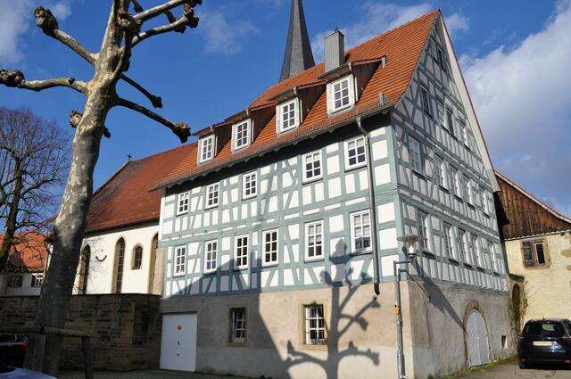Altes Schulhaus. Gebaut Mitte des 18. Jahrhunderts. Auch zuvor stand hier ein Schulhaus, dass 1748 abgerissen wurde. Heute wird es als Wohn-und Geschäftshaus genutzt. | Foto: Daniela Somers