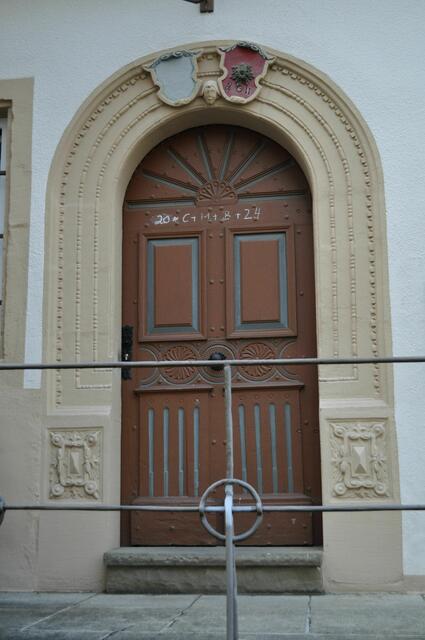 Eingangsportal des Pfarrhauses aus dem 17.Jh. Der Rest des Hauses ist nicht besonders sehenswert. | Foto: Daniela Somers