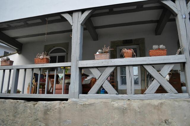 Ich kann mir gut vorstellen wie hier die Reiter abgestiegen sind und trockenen Fußes ins Gasthaus gingen. Der Knecht musste sich dann um die Pferde kümmern. | Foto: Daniela Somers