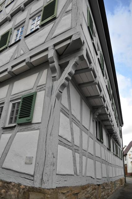 Unglaublich wie früher gebaut wurde. Da gibts oben bestimmt einen Meter mehr Wohnfläche als im Erdgeschoss. Nach hinten verjüngt sich der Überhang aber wieder. | Foto: Daniela Somers