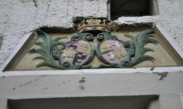 Diese Wappen sind über einem Doppelhaus von 1718 das vom Freiherr Nicolaus August Schütz erbaut wurde. Ursprünglich war die Inschrift auf dem nächsten Bild übereinander angebracht. (Das Haus selbst lohnt sich nicht zum fotografieren). | Foto: Daniela Somers