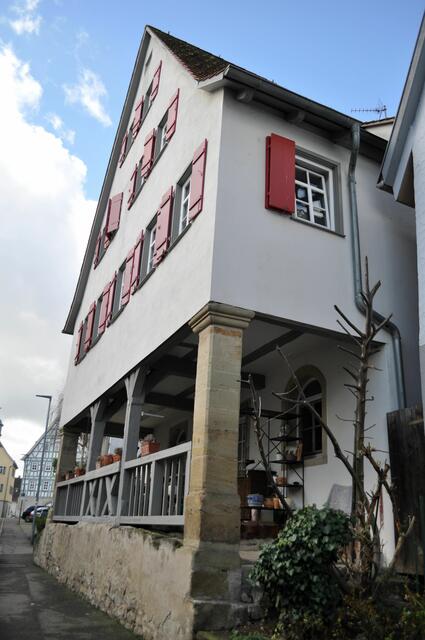 Ehemaliges Gasthaus Rose. Erbaut im 17./18. Jh. Hier gab es früher zu beiden Seiten als Reiterstaffeln angelegte Steintreppen. Die ankommenden Gäste zu Pferd konnten hier dann bequem und im Trockenen absteigen. | Foto: Daniela Somers