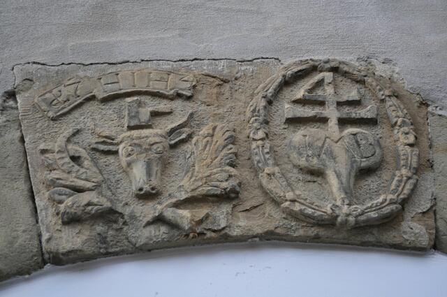 Über dem Torbogen des alten Schulhauses | Foto: Daniela Somers