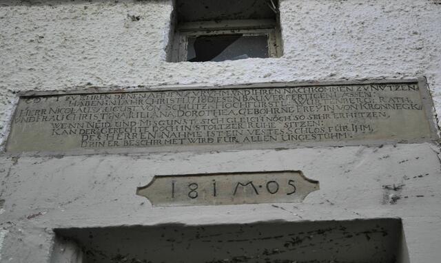 Die Inschrift am Schütz´schen Haus: 
Gott zu Ehren, denen Ahnen zu Ruhm und ihren Nachkommen zu Nutzen haben im Jahr Christi 1718 diesen Bau verfertigen lassen: Herr Nicolaus August von Schütz Hochfürstl. Würtenberg. Rath, und Frau Christina Juliana Dorothea gebohrne Freiyin von Kronnegk.
Wenn Neid und Misgunst sich gleich noch so sehr erhitzen, kan der Gerechte doch in stoltzer Ruhe sitzen: Des Herren Nahme ist ein vestes Schlos für ihm, drin er beschirmet für allen Ungestühm. | Foto: Daniela Somers