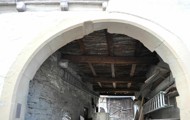 Eingang zum Hof eines Bauernhauses von 1614. Die geflochtene Decke ist ein Beispiel für die frühere Bauweise. | Foto: Daniela Somers