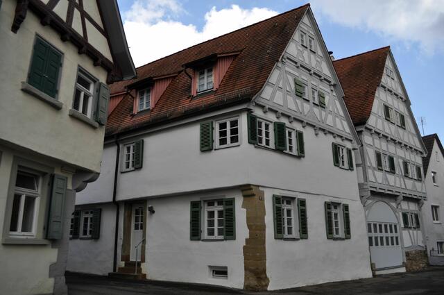 Fachwerk. Links das Gasthaus Lamm, in der Mitte ein Wohnhaus aus dem 16./17. Jh. und rechts eine Scheuer (auch Schafstall) von 1620.  | Foto: Daniela Somers