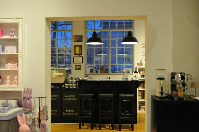 Es gibt auch einige kleinere Räume in denen verkauft wird. Dieser Raum ist den Kaffeemaschinen gewiedmet. | Foto: Daniela Somers